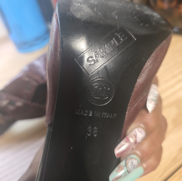 CHANEL Black and Brown Heels with Elegant Design - Picture 6 of 14